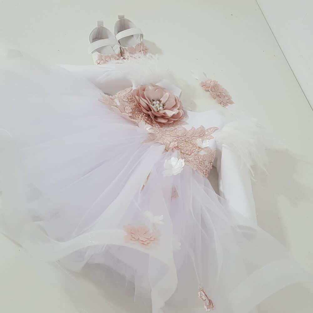 CasaCuBroderii Rochita Ava Alba Pentru Botez Cu Flori Roz Pudra 3D Detalii Flori scaled