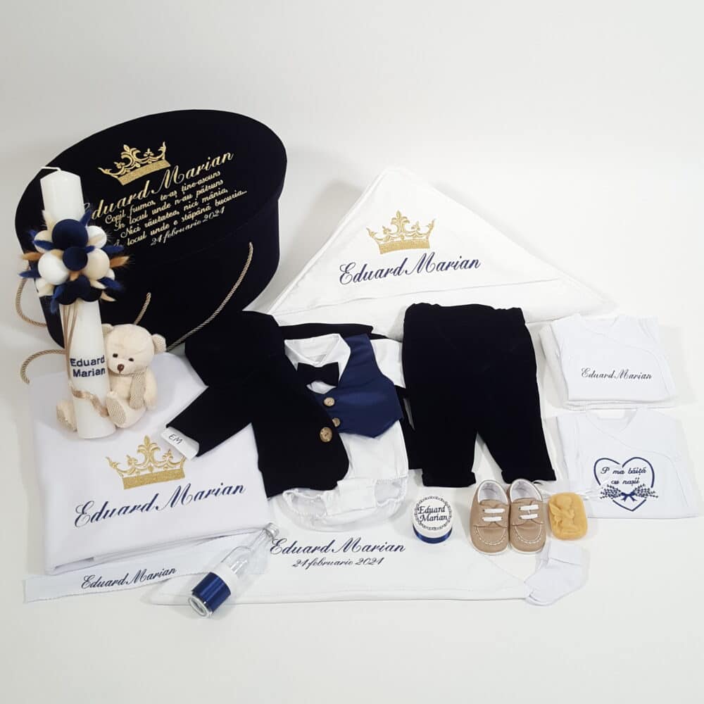 CasaCuBroderii Trusou De Botez Cu Costumas Bleumarin Si Coroana De Print Detalii Body Personalizat scaled